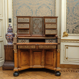 Een notengefineerde bureau met tinnen Boullewerk en marqueterie, Duitsland, 18e eeuw