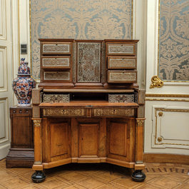 Bureau Boulle &agrave; gradin en bois sculpt&eacute; incrust&eacute; d'&eacute;tain, Allemagne, 18&egrave;me