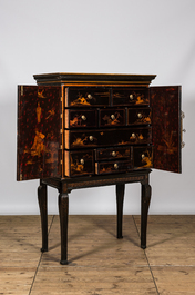 An English lacquered and painted chinoiserie cabinet on stand, 18/19th C.