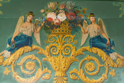 Een grote polychrome houten spiegel in neoclassicistische stijl, 19/20e eeuw