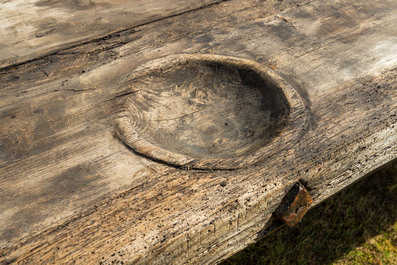 Een indrukwekkende lange houten tafel met uitsparingen uit de eetzaal van een weeshuis of klooster, 19e eeuw