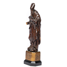 Saint &eacute;v&ecirc;que en ch&ecirc;ne sculpt&eacute;, 17&egrave;me