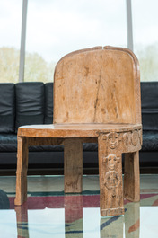 Een paar Afrikaanse gesculpteerde houten stoelen in Eket-stijl, 20e eeuw
