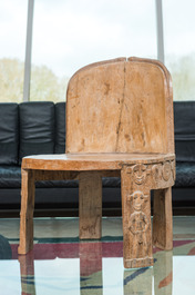 A pair of African carved wooden chairs in Eket-style, 20th C.