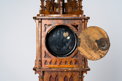 Horloge en bois de style n&eacute;o-gothique en forme de la tour Big Ben, vers 1900