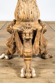 Een grote houten zuil rustend op drakenpoten, 19e eeuw