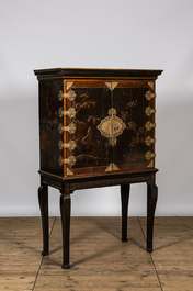 An English lacquered and painted chinoiserie cabinet on stand, 18/19th C.