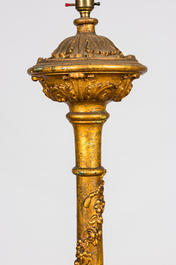 Grand bougeoir en bois sculpt&eacute; et dor&eacute; mont&eacute; comme pied de lampe, 19&egrave;me