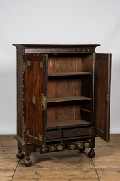 Cabinet &agrave; deux portes aux montures en laiton, Angleterre coloniale, 19&egrave;me