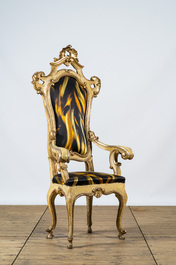 Un fauteuil en bois patin&eacute; et argent&eacute; recouvert de soie, Italie, 19&egrave;me