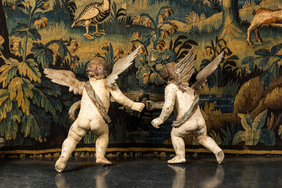 Een paar grote polychrome houten gevleugelde engelen, 19e eeuw