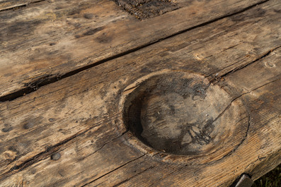 Een indrukwekkende lange houten tafel met uitsparingen uit de eetzaal van een weeshuis of klooster, 19e eeuw