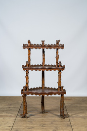 Een naturalistisch houten hoekrek met drie plateaus, 19/20e eeuw