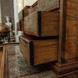 Bureau Boulle &agrave; gradin en bois sculpt&eacute; incrust&eacute; d'&eacute;tain, Allemagne, 18&egrave;me