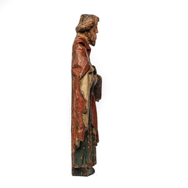 Een polychrome houten sculptuur van een apostel, 17e eeuw