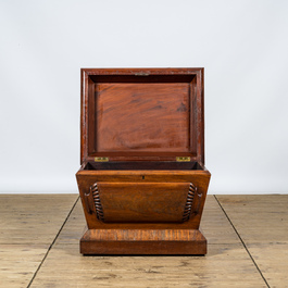 An English Victorian mahogany wine cooler, 19/20th C.