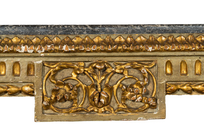 Een paar Franse verguld en gepatineerd houten consoles met een marmeren bovenblad, 19e eeuw