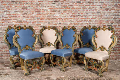 Zes Italiaanse polychrome houten stoelen in barokstijl met vruchten en zijden bekleding, 19e eeuw