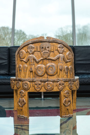 A pair of African carved wooden chairs in Eket-style, 20th C.