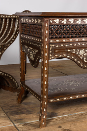 Deux chaises de type dagobert et une table basse en bois incrust&eacute; de nacre, Inde, 20&egrave;me