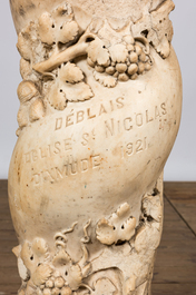 Een getorste witmarmeren zuil met floraal decor en opschrift 'D&eacute;blais Eglise St Nicolas Dixmude 1921', 18e eeuw en later