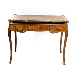 Bureau de dames de style Louis XV en placage d'acajou et montures en bronze dor&eacute;, 19&egrave;me