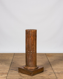 Een houten sokkel in de vorm van een gecanneleerde zuil, 19e eeuw