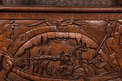 Een paar imposante houten troonzetels met reli&euml;fdecor, 20e eeuw