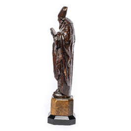 Saint &eacute;v&ecirc;que en ch&ecirc;ne sculpt&eacute;, 17&egrave;me