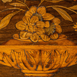 Een tafelkabinet met vier laden in hout met floraal marqueterie decor, wellicht Nederland, 18/19e eeuw