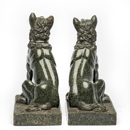 Paire de sculptures de chiens assis en porphyre vert, 1&egrave;re moiti&eacute; du 20&egrave;me