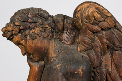 Een groot houten reli&euml;f met een engel die rust op zijn bazuin, 18e eeuw
