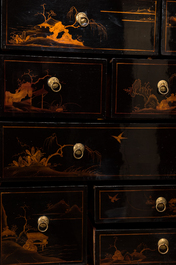 An English lacquered and painted chinoiserie cabinet on stand, 18/19th C.