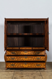 Cabinet &agrave; deux portes et trois tiroirs en acajou et marqueterie florale, 18/19&egrave;me
