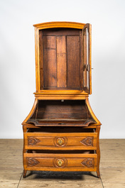 A walnut display secretaire, 2nd half of the 18th C.