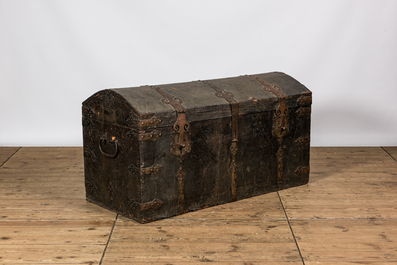 Een grote houten 'bahut' reiskoffer met lederen bekleding en smeedijzeren beslag, 18/19e eeuw