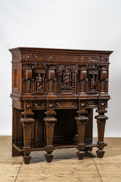 Een notenhouten kabinet op voet in historiserende stijl, 19e eeuw