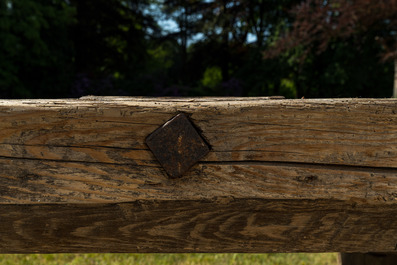 Een indrukwekkende lange houten tafel met uitsparingen uit de eetzaal van een weeshuis of klooster, 19e eeuw