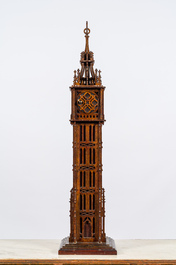 Horloge en bois de style n&eacute;o-gothique en forme de la tour Big Ben, vers 1900