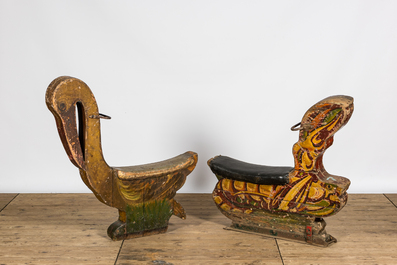 Twee polychrome houten carrouseltuigen in de vorm van een pelikaan en een kreeft, eerste helft 20e eeuw