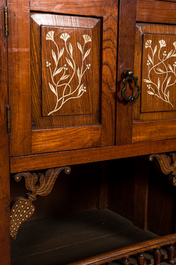 Een houten dressoir met opstand met floraal inlegwerk in been, eerste helft 20e eeuw