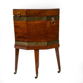 An octagonal mahogany box on four mobile feet, 19th C.