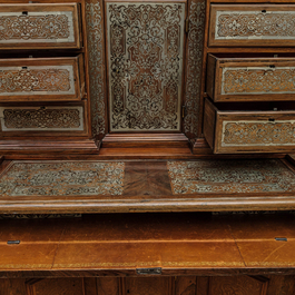 Bureau Boulle &agrave; gradin en bois sculpt&eacute; incrust&eacute; d'&eacute;tain, Allemagne, 18&egrave;me