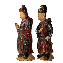 Een paar grote Chinese polychrome houten tempelwachters, 19e eeuw