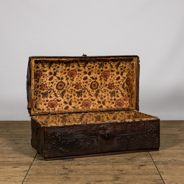 Een Spaanse met reli&euml;fleder beklede houten koffer, 17e eeuw