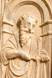 Trois panneaux aux saints en bois sculpt&eacute; mont&eacute;s comme cache-radiateur &agrave; patine faux marbre, 19/20&egrave;me