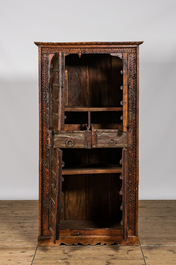 Een Indische hardhouten kast met metaalbeslag, 20e eeuw