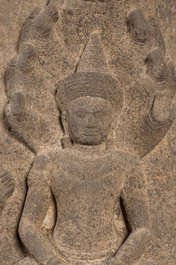 Grand relief en pierre sculpt&eacute;e de style Khmer, Cambodge