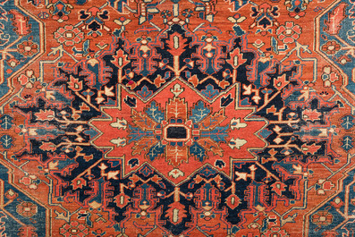 Un tapis oriental de type Heriz &agrave; d&eacute;cor floral et motifs g&eacute;om&eacute;triques, laine sur coton, 1&egrave;re moiti&eacute; du 20&egrave;me