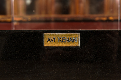 Avi Kenan (1951): 'Christianity', gepatineerd brons en plexi op een marmeren sokkel, ed. 16/200, gedateerd 1985